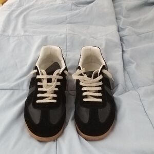 Classic Black Men's Sneakers